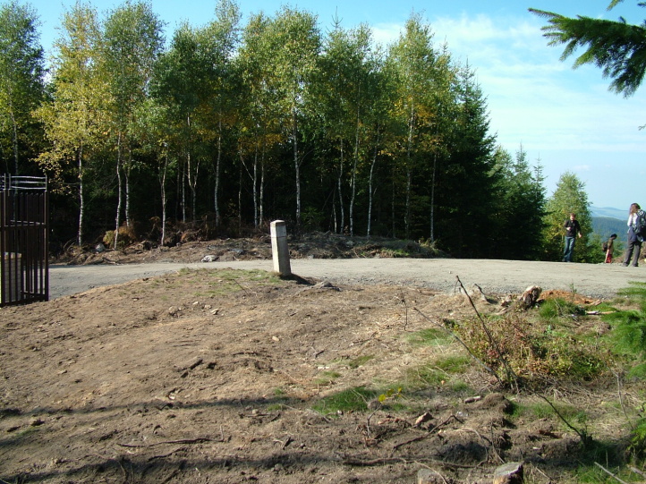 Na vrcholu v roce 2008.jpg - Stavba věže na monitorování rádiového spektra (jinak řečeno - rušička). Výstavba se prováděla včetně přístupové cesty z Rudolfova